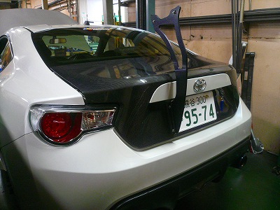 クリックすると拡大します。 86&BRZ カーボントランク取付け&センターマウントウイングステー取付