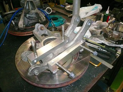 クリックすると拡大します。 TA−1 リヤキャリパー交換 ブラケット製作
