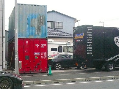 クリックすると拡大します。 駐車場、コンテナー片付け